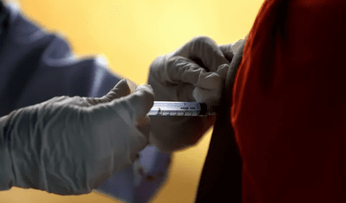 Se declara la emergencia sanitaria y económica, priorizando la vacunación masiva y la asignación de recursos para combatir el brote, afectando principalmente a zonas rurales. Foto: EFE Se declara la emergencia sanitaria y económica, priorizando la vacunación masiva y la asignación de recursos para combatir el brote, afectando principalmente a zonas rurales.