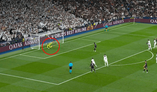 Saka 'picó' su penal y el arquero evita el gol del Arsenal