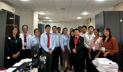 El Presidente de la Corte Yone Pedro Li Córdova lanzó la campaña "Promoción del buen trato al usuario" en el módulo penal de Sullana. El Presidente de la Corte Yone Pedro Li Córdova lanzó la campaña "Promoción del buen trato al usuario" en el módulo penal de Sullana.