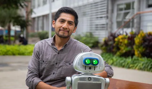 Profesor Walter Velásquez y Kipi, la robot: Foto: Difusión. Profesor Walter Velásquez y Kipi, la robot: Foto: Difusión.