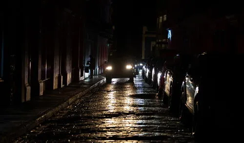 La reanudación total de la luz eléctrica en Puerto Rico volvería al mediodía del viernes 18 de abril, según las autoridades. Foto: EFE Puerto Rico a oscuras en Semana Santa 2025