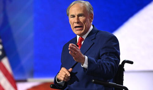 Manifestantes con camisetas rojas llenaron el Capitolio de Texas mientras legisladores debatían la creación de cuentas de ahorro educativas y el mayor aumento de fondos escolares en la historia del estado.