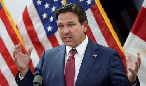 Ron DeSantis cuestionó la ley aprobada que modificará las elecciones universitarias en Florida. Foto: AFP