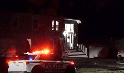 Los servicios de emergencia que acudieron al lugar verificaron que la abuela había fallecido. La madre fue trasladada a un hospital, aun con lesiones graves, y actualmente se encuentra en recuperación. Foto: ABC News.