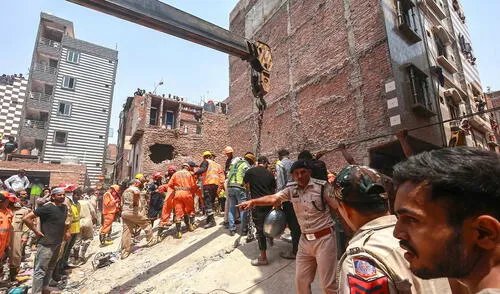 La tragedia ocurrió de madrugada en el noreste de Nueva Delhi, una zona habitada en su mayoría por personas migrantes provenientes. Foto: El Sol de México.