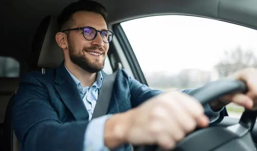 El gobernador de Florida, Ron DeSantis, implementó la ley SB 1718 que invalida licencias de conducir de ciertos estados.