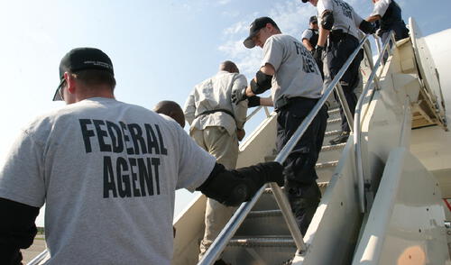 El venezolano Armando y los otros 65 detenidos viven bajo incertidumbre en el Centro de Detención Bluebonnet, tras el regreso a sus celdas y el bloqueo de sus comunicaciones. Foto: ICE