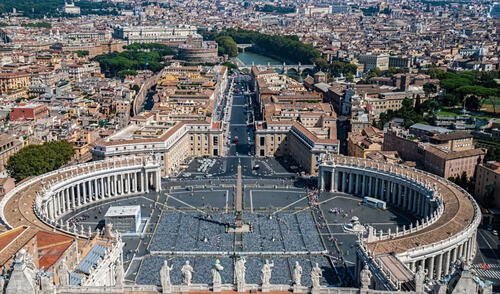 Es considerado estado y no recibe ordenes de Italia ni de la Unión Europea