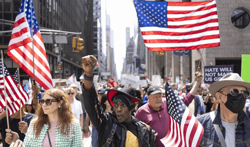 Crece la tensión en EE.UU. por protestas masivas contra el odio y la represión del gobierno de Trump. Foto: EFE Crece la tensión en EE.UU. por protestas masivas contra el odio y la represión del gobierno de Trump.