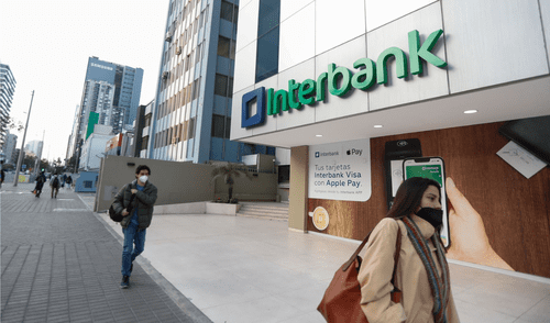 Interbank estableció que los usuarios que mantengan un saldo promedio específico deberán pagar comisiones. Foto: Andina Interbank estableció que los usuarios que mantengan un saldo promedio específico deberán pagar comisiones.