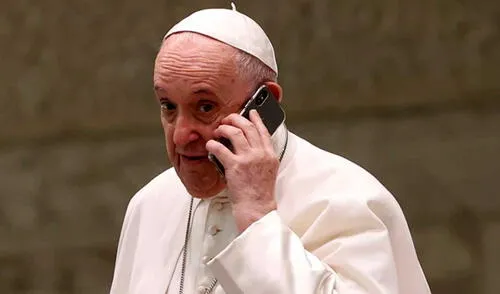 En 2021, el papa Francisco fue captado contestando una llamada telefónica. Foto: Conclusión