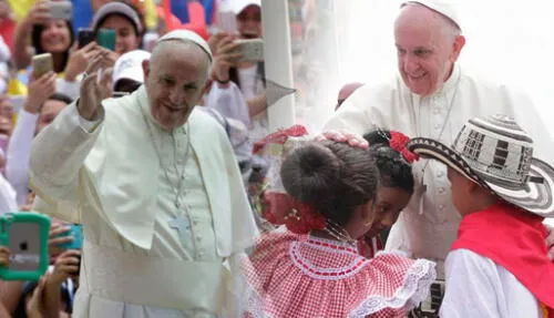 El papa Francisco visitó Bogotá, Villavicencio, Medellín y Cartagena en el 2017. Foto: composición LR/ X/ Reuters papa Francisco | colombia | Bogotá, Villavicencio, Medellín y Cartagena