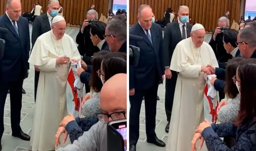 Gianluca Lapadula tuvo la suerte de visitar el Vaticano para entregarle la Blanquirroja al papa Francisco en 2021.