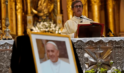 Arzobispo Jorge Ignacio García Cuerva oficia emotiva misa en memoria del papa Francisco en la Catedral Metropolitana de Buenos Aires.