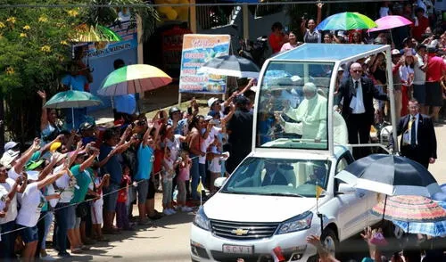 Fuerte sol, lluvia y 10 horas de espera: la inolvidable llegada del papa Francisco a Puerto Maldonado