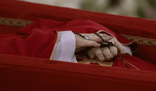 Los restos del papa Francisco en la Casa Santa Marta de El Vaticano. Foto: AFP Los restos del papa Francisco en la Casa Santa Marta de El Vaticano. Foto: AFP