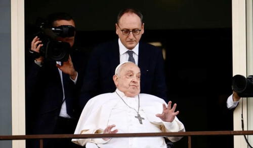 Francisco y su enfermero personal Massimiliano Strappetti. Foto: AFP Francisco y su enfermero personal Massimiliano Strappetti. Foto: AFP