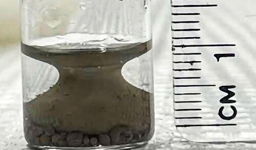 Estudiante descubre de manera casual un "líquido que recupera su forma" y desafía las leyes de la termodinámica