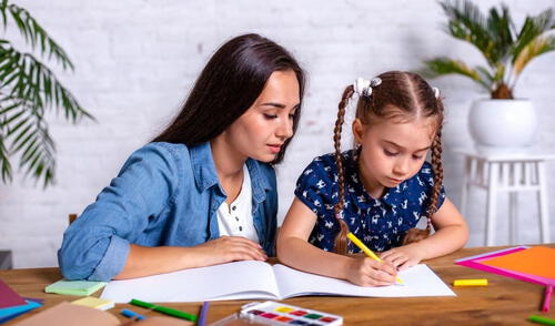 Para aplicar, es necesario tener entre 18 y 26 años, experiencia en el cuidado de niños y una visa J-1, todo gestionado a través de una agencia autorizada por el gobierno estadounidense. Foto: Overseas Perú. Para aplicar, es necesario tener entre 18 y 26 años, experiencia en el cuidado de niños y una visa J-1, todo gestionado a través de una agencia autorizada por el gobierno estadounidense. Foto: Overseas Perú.