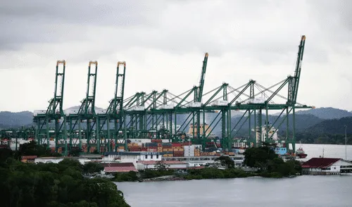 Los interesados pueden aplicar a las vacantes del megaproyecto a través del portal Empleos Panamá, donde deben crear un perfil y postularse en línea de manera sencilla y transparente. Foto: EFE Los interesados pueden aplicar a las vacantes del megaproyecto a través del portal Empleos Panamá, donde deben crear un perfil y postularse en línea de manera sencilla y transparente. Foto: EFE