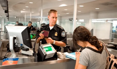 Algunos viajeros ya usan celulares sin datos personales para evitar que la CBP acceda a sus redes sociales al ingresar a Estados Unidos. Foto: Media Library