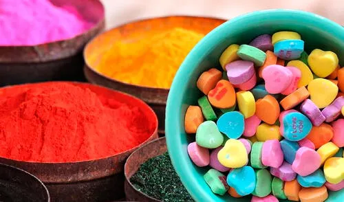 Prohibición total de colorantes artificiales en alimentos se proyecta a fines del 2026. Foto: Composición LR