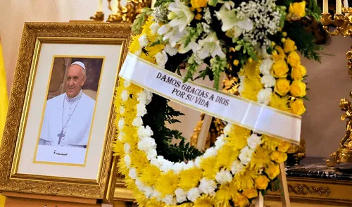 La última aparición del papa fue el domingo 20 de abril en el balcón de la basílica de San Pedro. Foto: Telecinco.