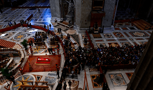 Durante su vida, el papa Francisco expresó su deseo de ser sepultado en la Basílica de Santa María la Mayor. Foto: AFP. El féretro del papa Francisco llega a la Basílica de San Pedro y miles lo despiden por última vez | Funeral del papa Francisco