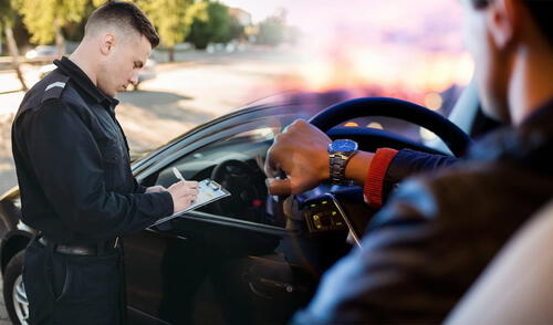 California prioriza la seguridad vial y el uso del cinturón de seguridad es obligatorio para todos los ocupantes de un vehículo, según la Sección 27315 del Código de Vehículos.
