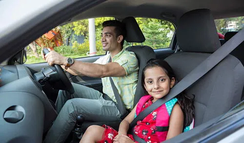 California busca reforzar la seguridad infantil en vehículos con un nuevo proyecto de ley que limita el uso del asiento delantero para menores de 16 años y establece requisitos de altura. Foto: Freepik California busca reforzar la seguridad infantil en vehículos con un nuevo proyecto de ley que limita el uso del asiento delantero para menores de 16 años y establece requisitos de altura.