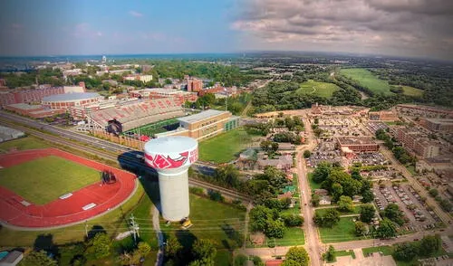 La única ciudad en el mundo que usa la inteligencia artificial para sus políticas públicas: tiene 75.000 habitantes y un plan para 25 años. Foto: composición LR/bowlinggreen/Worldatlas. MIT Technology Review | Kentucky | Bowling Green | Estados Unidos | inteligencia artificial | IA