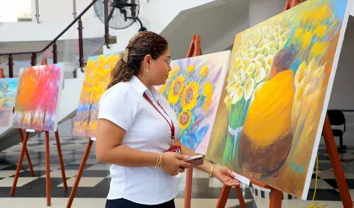 La muestra incluye obras de destacados pintores como "Kayo" y "Madrid", así como artesanías talladas en guayacán por internos.