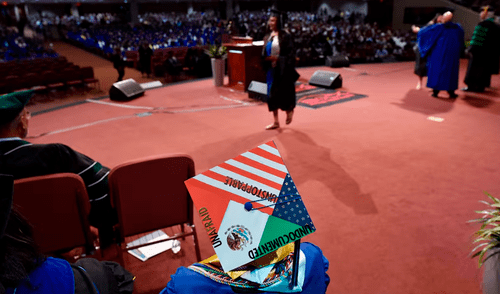 Esta ley afectaría a miles de estudiantes de universidades y colegios públicos. Foto: The Dallas Morning News