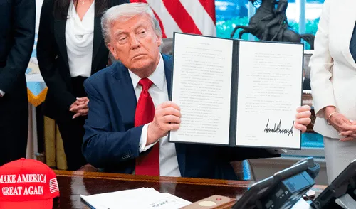 Donald Trump firma órdenes ejecutivas para exigir transparencia financiera en universidades.