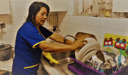 Trabajadora del hogar en Perú realizando labores domésticas sin protección laboral ni seguro social. Foto: AGTR Trabajadora del hogar en Perú realizando labores domésticas sin protección laboral ni seguro social