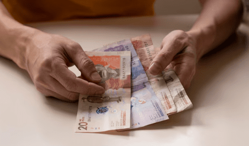 El bono digital se enviará por correo electrónico a los elegidos y es válido solo para tiendas D1 físicas, sin posibilidad de transferencia o uso en línea. ¡Actúa rápido para participar!