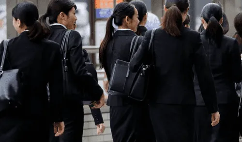 Japón exigirá igualdad salarial entre hombres y mujeres para combatir la brecha de género en el trabajo.