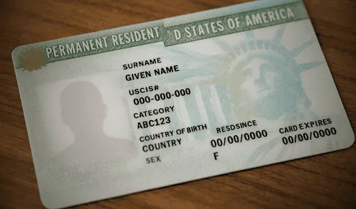 Requisitos para que inmigrantes con Green Card puedan solicitar la ciudadanía americana en 2025.