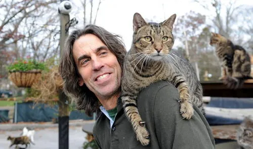 Arsenault, de 65 años, falleció al intentar rescatar a los felinos que cuidó en su refugio de Nueva York durante casi dos décadas. Foto: Cat Santuary-Fire Arsenault, de 65 años, falleció al intentar rescatar a los felinos que cuidó en su refugio de Nueva York durante casi dos décadas. Foto: Cat Santuary-Fire