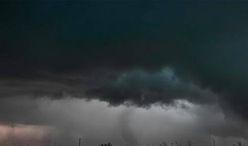 En Texas, especialmente en el oeste del estado, las microrráfagas secas son comunes debido al aire árido bajo las nubes. Foto: BrandonIveyWX/X Bomba Virga en Texas
