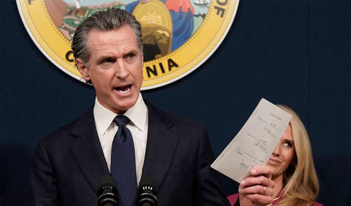 El gobernador de California, Gavin Newsom, firma la ley SB 1100, que prohíbe a empleadores exigir licencia de conducir como requisito laboral. Foto: ABC News El gobernador de California, Gavin Newsom, firma la ley SB 1100, que prohíbe a empleadores exigir licencia de conducir como requisito laboral.