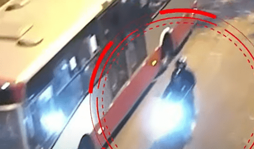 Cámaras de seguridad captan el recorrido de los extorsionadores antes de dispararle a bus del corredor rojo. Foto: Latina.