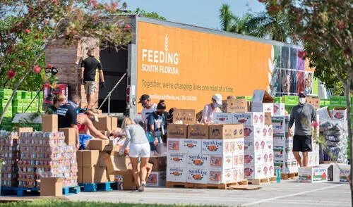 Los bancos de alimentos en Florida son esenciales para familias de bajos recursos, proporcionando alimentos gratuitos.