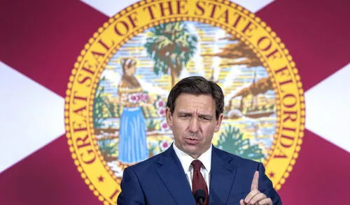 El gobernador de Florida, Ron DeSantis, criticó a los líderes republicanos de la Cámara de Representantes, acusándolos de traicionar la voluntad de los votantes. Foto: EFE