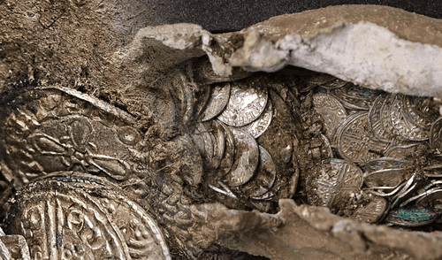 Arqueólogos descubren un tesoro de monedas del siglo XI durante obras de una planta nuclear en Inglaterra