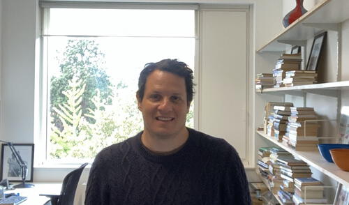 Adrián Lerner opina que el Perú está situado hoy del lado de los sectores ultraconservadores de la derecha global. Fotografía: Archivo de Adrián Lerner. Adrián Lerner en su oficina de Cambridge.