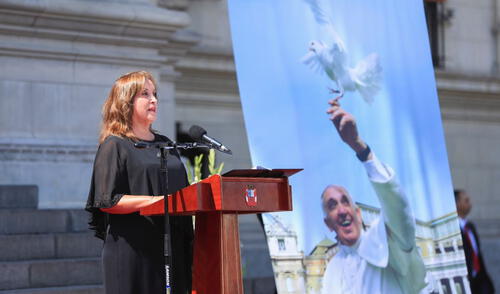 Dina Boluarte también dio unas palabras por la muerte del papa Francisco a las afueras de Palacio de Gobierno | Foto: Presidencia del Perú. Dina Boluarte también dio unas palabras por la muerte del papa Francisco a las afueras de Palacio de Gobierno