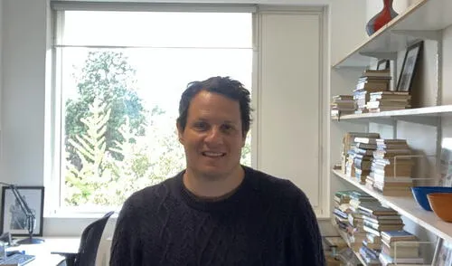 Adrián Lerner opina que el Perú está situado hoy del lado de los sectores ultraconservadores de la derecha global. Fotografía: Archivo de Adrián Lerner. Adrián Lerner en su oficina de Cambridge.