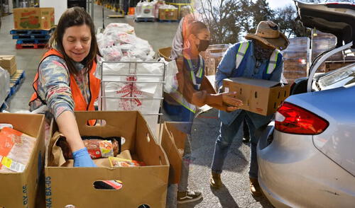 Foodlink está diseñado para apoyar a quienes enfrentan dificultades económicas, incluyendo migrantes y familias monoparentales. Foto: composición LR/FoodUSA/The Dallas Morning News Comida gratis en Nueva York
