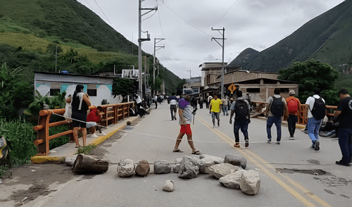 Paro en Cutervo por abandono de Carretera Longitudinal de la Sierra. Foto: Radio Marañón. Paro en Cutervo por abandono de Carretera Longitudinal de la Sierra. Foto: Radio Marañón.